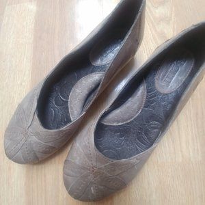 Born distressed leather flats taupe gray sz 8
